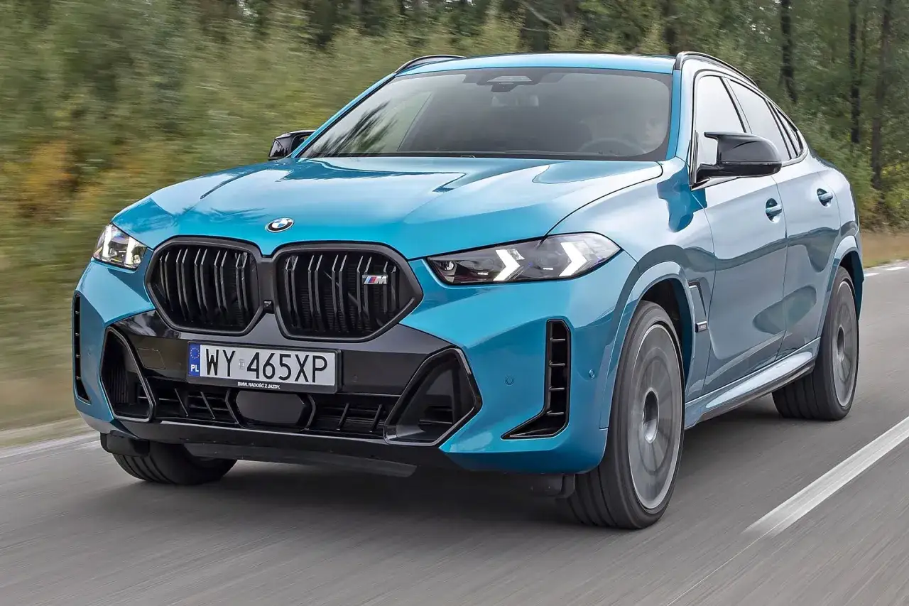 Niebieskie BMW X6 M na drodze. Sprawdź aktualną bmw x6 cena i dowiedz się więcej o tym sportowym SUV-ie.