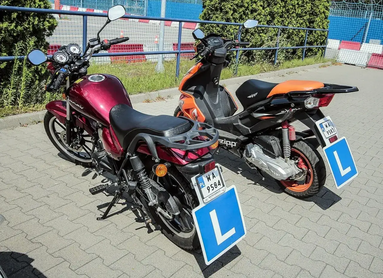 Dwa skutery z literą